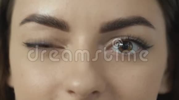 女人眨着棕色的眼睛弹着眉毛视频的预览图