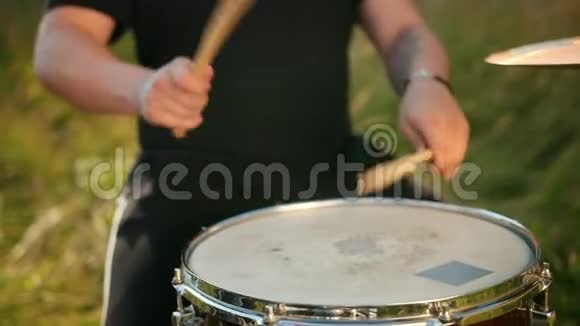 专业鼓手在街上演奏鼓组和特写视频的预览图