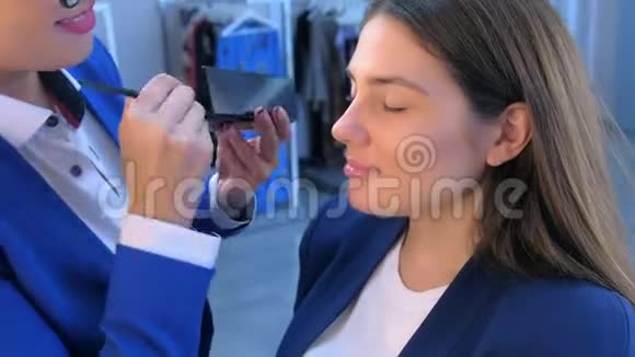 化妆师用画笔在沙龙中制作眉毛女孩模型视频的预览图
