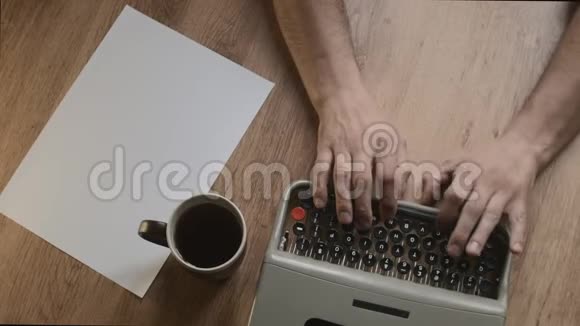 同时输入笔记本电脑和老式打字机现代和复古视频的预览图