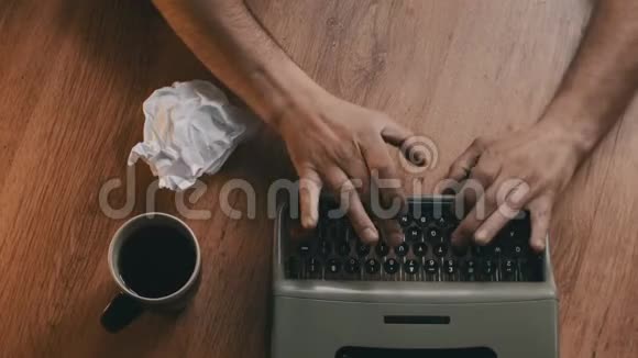 在老式打字机上打字在窗边写一封情书视频的预览图