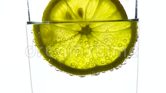 气泡在一片柠檬水中视频的预览图