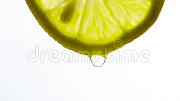 水滴从柠檬落在白色的背景上视频的预览图