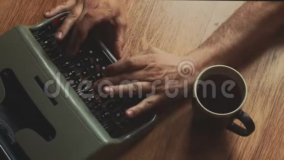 在老式打字机上关闭黑白打字在窗边写一封情书视频的预览图