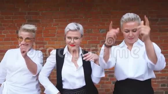 一群白种人金发女商人表演成功之舞视频的预览图
