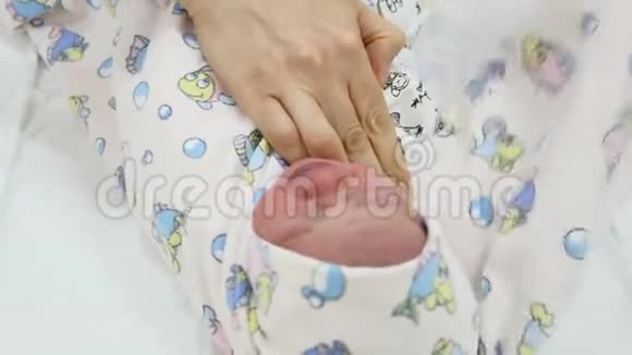 妇产诊所的概念婴儿在桌子上准备医疗程序医生襁褓中的婴儿新生儿视频的预览图