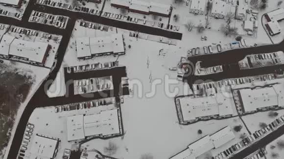 城市屋顶在冬天白雪覆盖的房子里视频的预览图