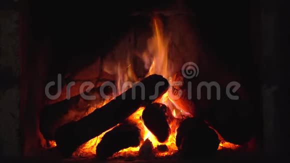 在家里的一个舒适的壁炉里燃烧木材视频的预览图