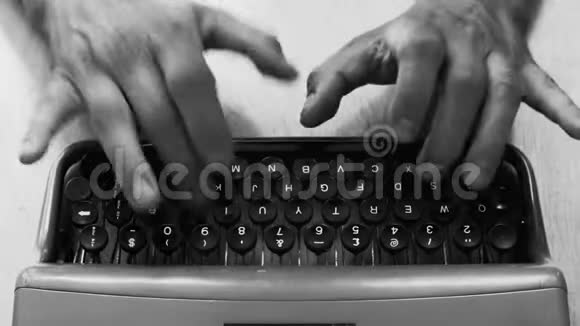 黑白打字在老式打字机上在窗边写一封情书视频的预览图
