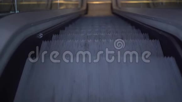 扶梯在购物中心商务中心或机场缓慢移动视频的预览图