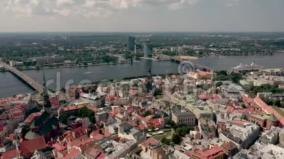 里加拉特维亚五月2019年空中俯瞰里加凡苏和石桥的老市中心在多加瓦河视频的预览图