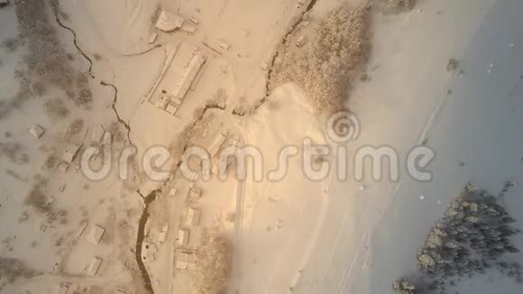 乌克兰喀尔巴阡山脉一个白雪覆盖的小镇的顶部景色优美喀尔巴阡山乡村房子被视频的预览图