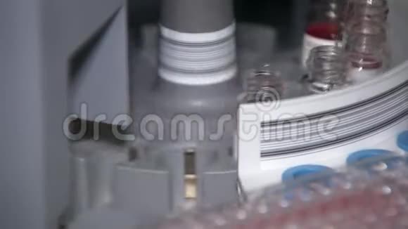机器正在制药实验室里倒和混合疫苗从病毒中治愈视频的预览图