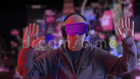 戴着未来派眼镜的人戴着耳机双手在夜间城市摇摆视频的预览图