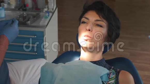 牙医开始检查病人的口腔视频的预览图