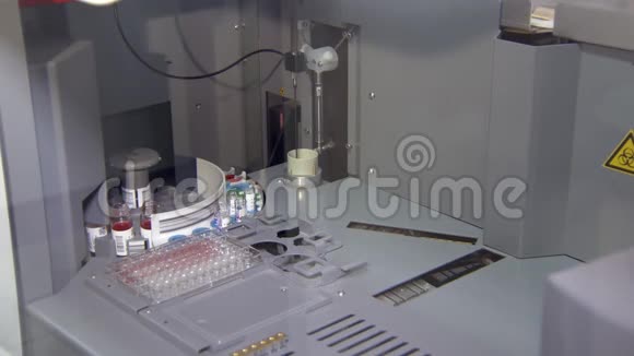 实验室医疗自动设备视频的预览图