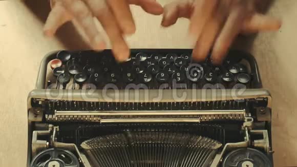 在老式打字机上打字在窗边写一封情书视频的预览图