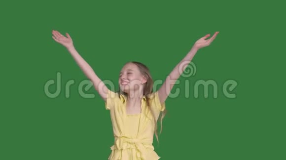 美丽快乐的少女举手扭动视频的预览图