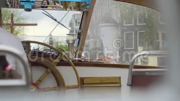 帆船方向盘的特写视频的预览图