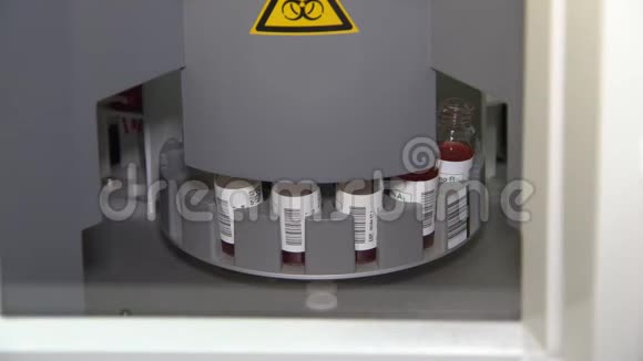 医学实验室血液检测现代化设备视频的预览图