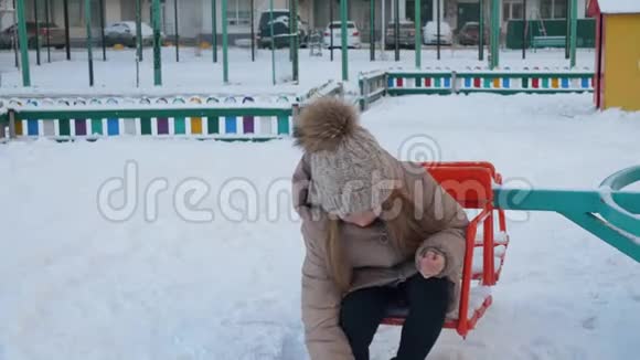 女孩在雪地上捡钱包在街上走视频的预览图