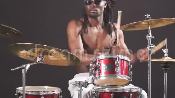 非洲男子用鼓组演奏音乐的肖像视频的预览图
