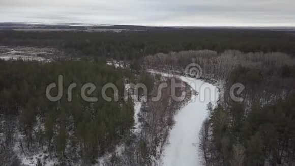 冬季森林冻结河床景观空中拍摄视频的预览图