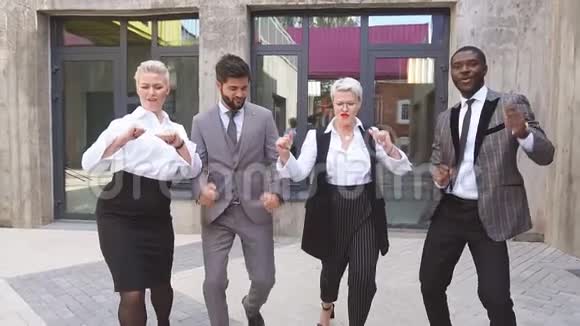 一群穿着商务服的快乐的人表演一支成功的舞蹈视频的预览图