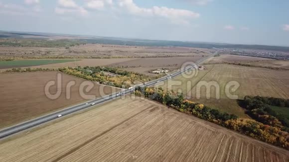 从公路上俯瞰乡村有卡车视频的预览图