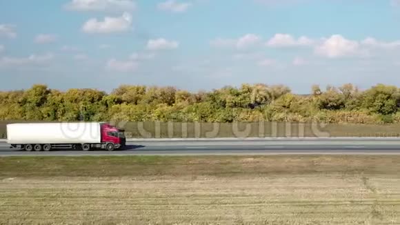 高速货车在乡村公路上的空中拍摄视频的预览图