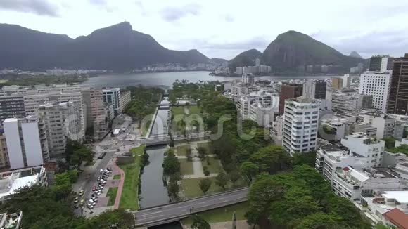 鸟瞰广场安拉花园和伊帕内马海滩巴西里约热内卢视频的预览图