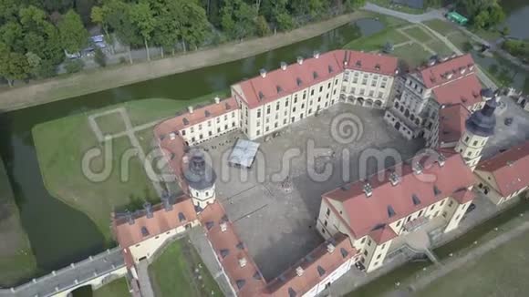 在一个阳光明媚的秋日从鸟瞰尼斯维兹城堡白俄罗斯内斯维兹老城著名的城堡视频的预览图