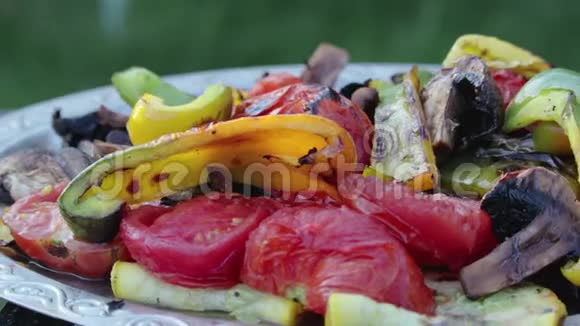 烤蔬菜辣椒西红柿蘑菇西葫芦堆放在外面的托盘里视频的预览图