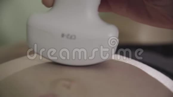 孕期少女访视女医生临床试验特写扫描仪超声4K视频的预览图