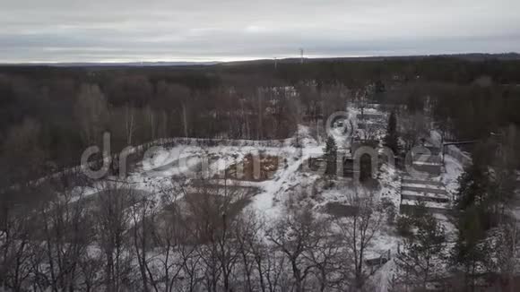 冬天无人机飞过森林地区的建筑视频的预览图