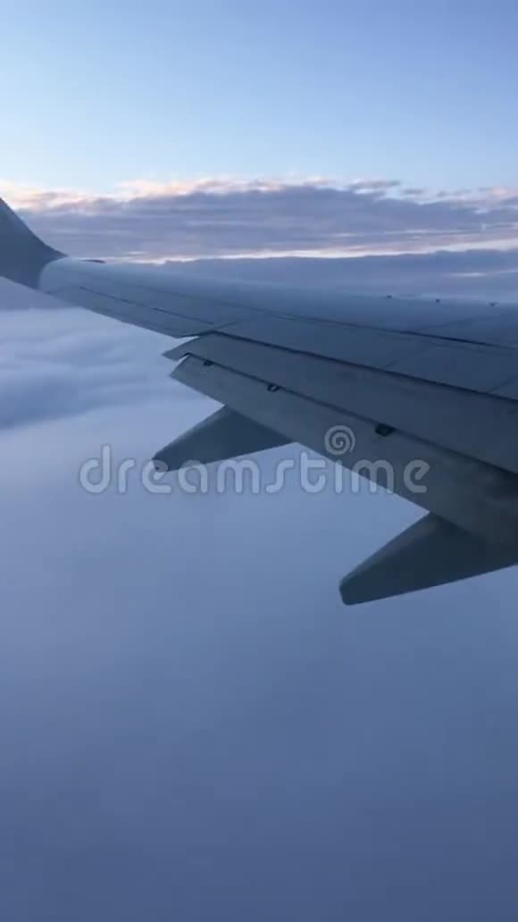 空中飞机的机翼从一个伟大的高度来看视频的预览图