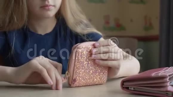 小女孩从家里的钱包里拿现金合上少年女孩的手把钞票放在阳光下视频的预览图