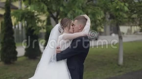 新郎新娘拥抱亲吻新婚夫妇家庭幸福慢动作视频的预览图
