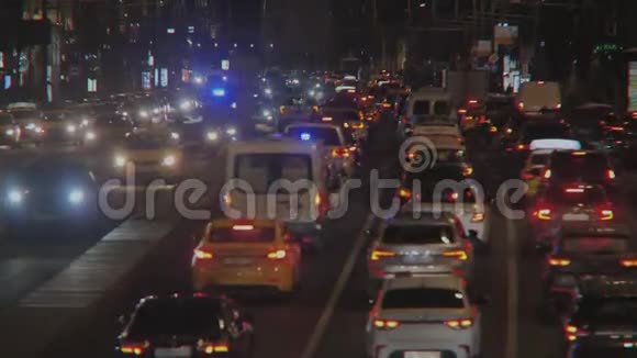 高峰期繁忙街道交通的夜间镜头视频的预览图