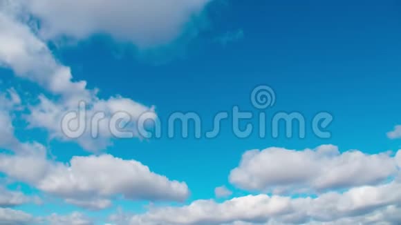 碧蓝的天空中的海草云白云在春天划过天空视频的预览图