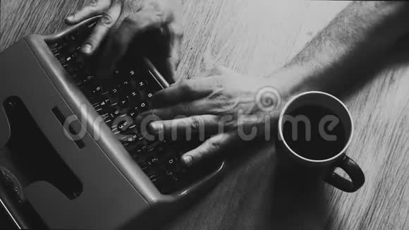 黑白打字在老式打字机上在窗边写一封情书视频的预览图