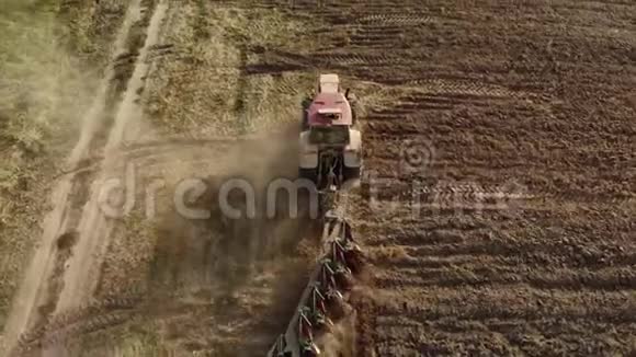强大的拖拉机犁耕田在农业上扬起巨大的棕色窒息的尘埃云视频的预览图