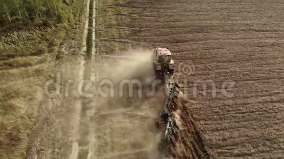 强大的拖拉机犁耕田在农业上扬起巨大的棕色窒息的尘埃云视频的预览图