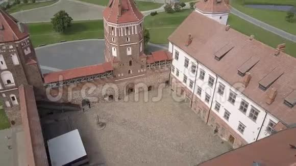 米尔城堡白俄罗斯哥特式风格的建筑杰作空中拍摄美丽的老白俄罗斯城堡视频的预览图