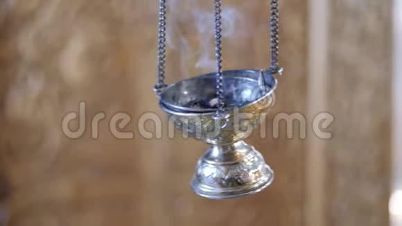 东正教传统基督教会的香炉熏香来自花瓶视频的预览图
