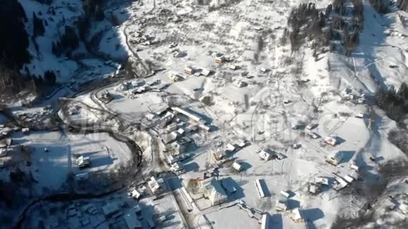 在冬季揭示山区有人居住地区的空中视频的预览图