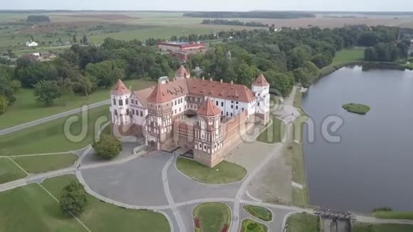 在阳光明媚的天气里著名的和平号城堡的空中拍摄位于白俄罗斯的和平号老村庄美丽的视频的预览图