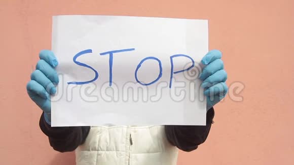 佩戴白色标志的女士禁止佩戴白色健康面罩和蓝色医生手套以对抗病毒型冠状病毒或视频的预览图