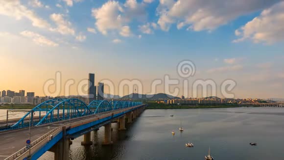 韩国首尔东贾克大桥和汉江首尔市天际线的时间流逝视频的预览图