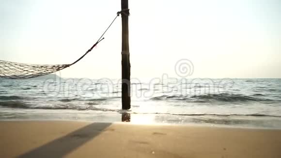 风景景色荡漾在海边的沙滩上伴着夕阳放松视频的预览图